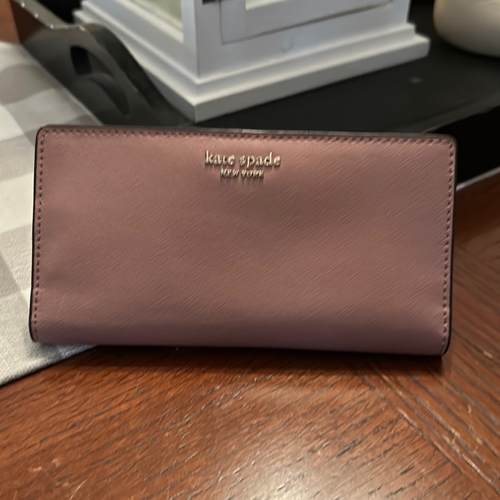 Wallet mauve in color